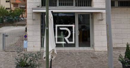 negozio in vendita a Cesenatico in zona Valverde