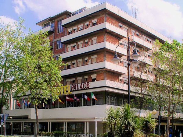 negozio in vendita a Cesenatico