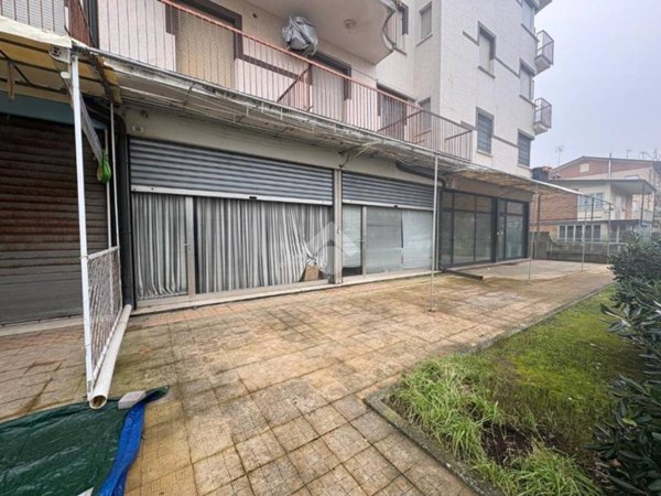 negozio in vendita a Cesenatico