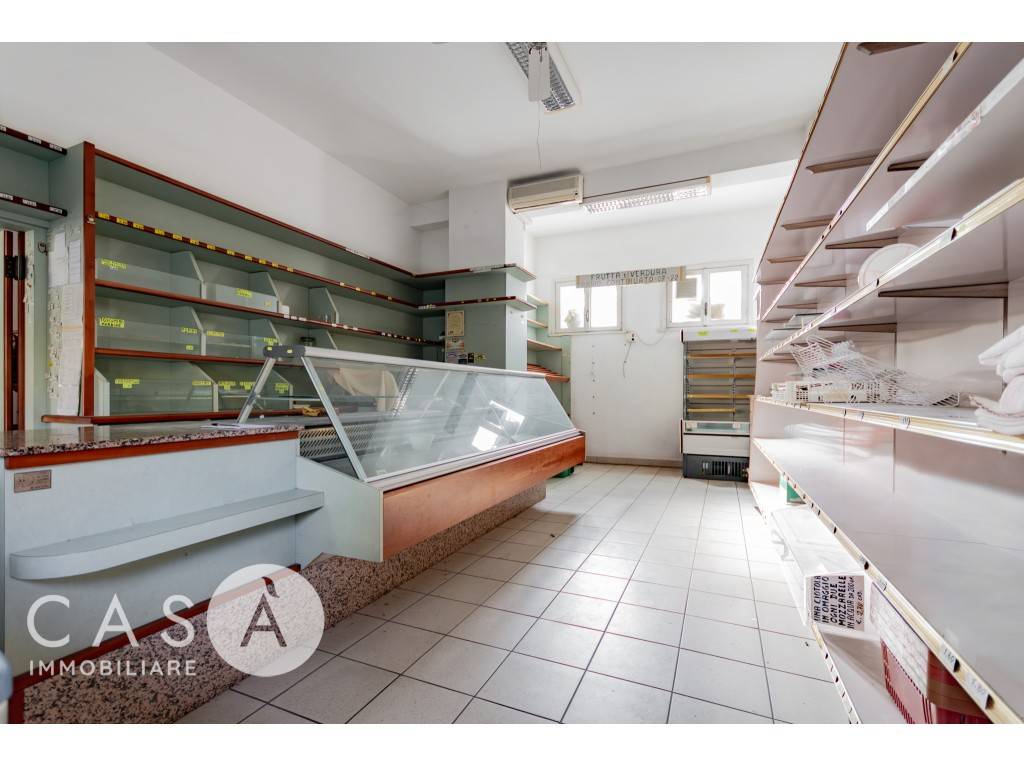 negozio in vendita a Cesenatico in zona Valverde