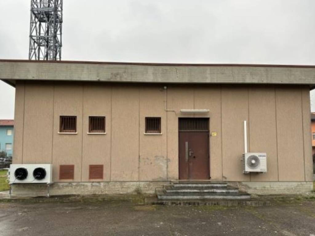 locale commerciale in vendita a Cesenatico in zona Villamarina