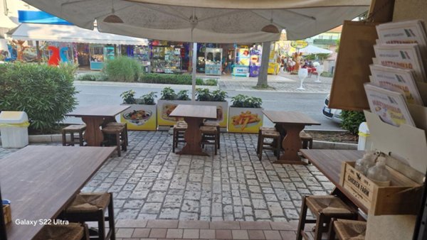 negozio in vendita a Cesenatico in zona Villamarina