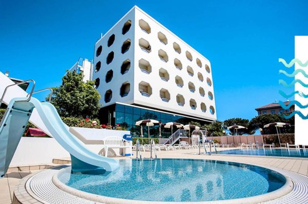 negozio in vendita a Cesenatico in zona Sala