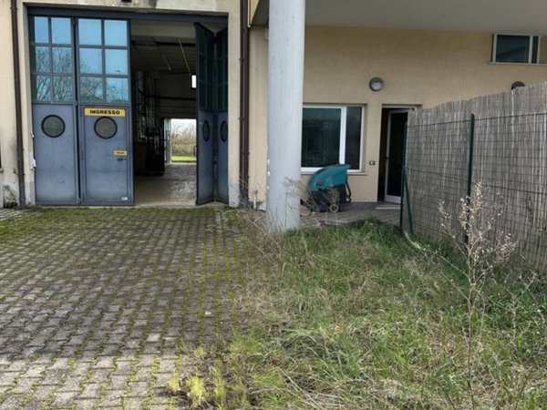 locale commerciale in vendita a Cesenatico in zona Villamarina