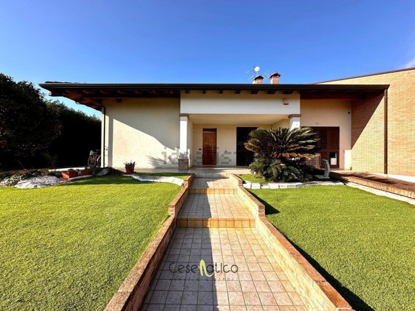 casa indipendente in vendita a Cesenatico in zona Sala