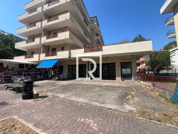negozio in vendita a Cesenatico in zona Valverde