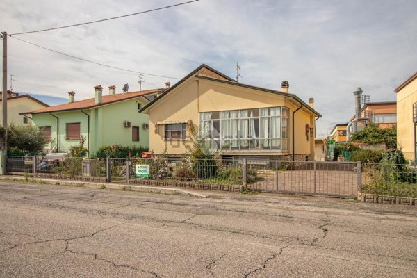 casa indipendente in vendita a Cesenatico in zona Sala