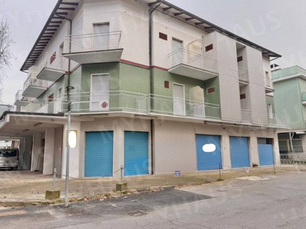 negozio in vendita a Cesenatico in zona Villamarina