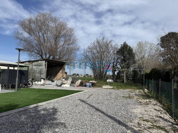 locale commerciale in vendita a Cesenatico in zona Cannucceto