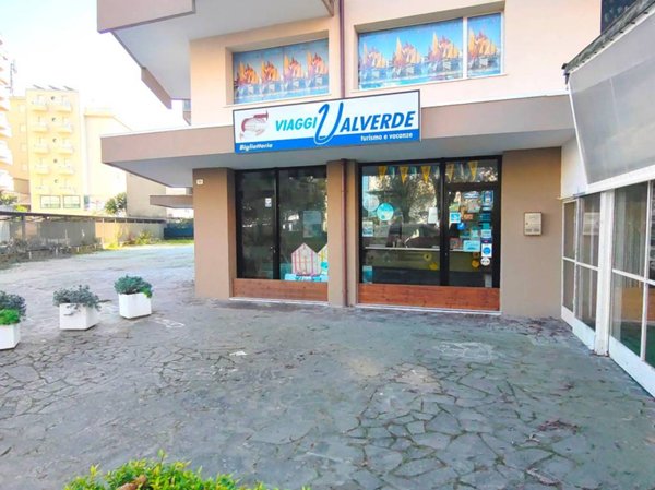 negozio in vendita a Cesenatico in zona Valverde