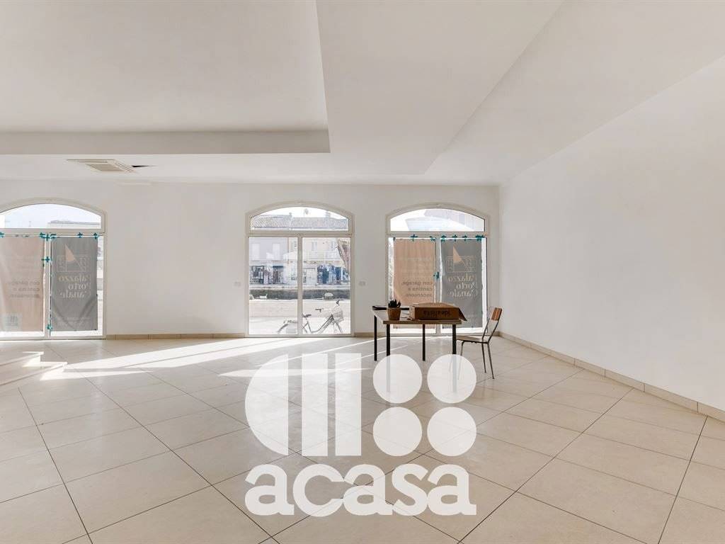 negozio in vendita a Cesenatico