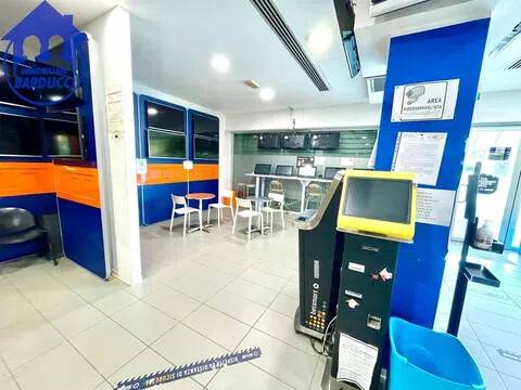 negozio in vendita a Cesenatico