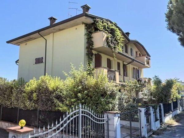 casa indipendente in vendita a Cesenatico in zona Villamarina