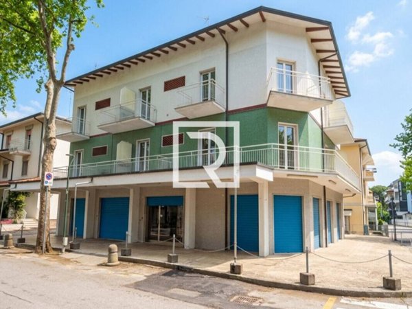 intera palazzina in vendita a Cesenatico in zona Villamarina