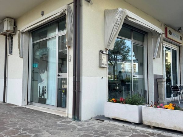negozio in vendita a Cesenatico in zona Valverde