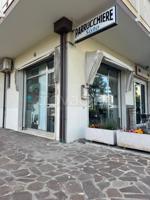 negozio in vendita a Cesenatico in zona Valverde