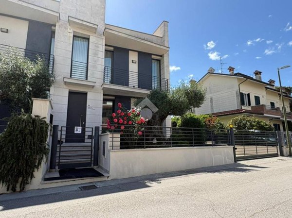 casa indipendente in vendita a Cesenatico in zona Villamarina