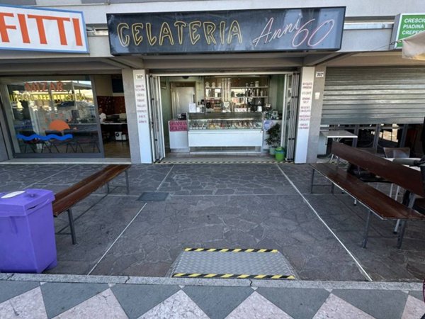 negozio in vendita a Cesenatico in zona Valverde