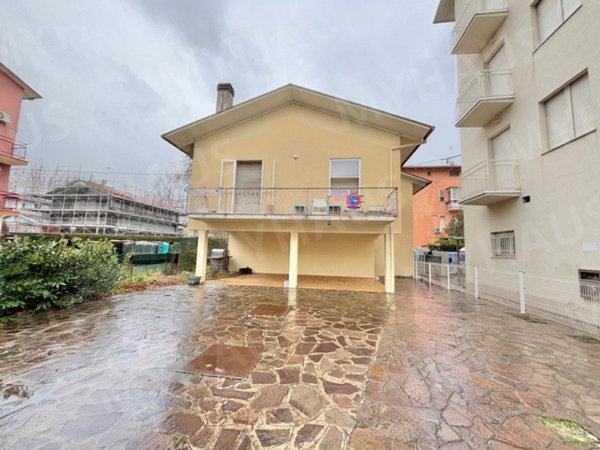 casa indipendente in vendita a Cesenatico in zona Villamarina
