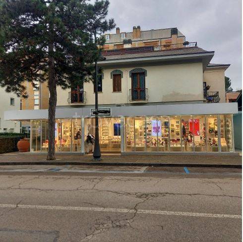 negozio in vendita a Cesenatico