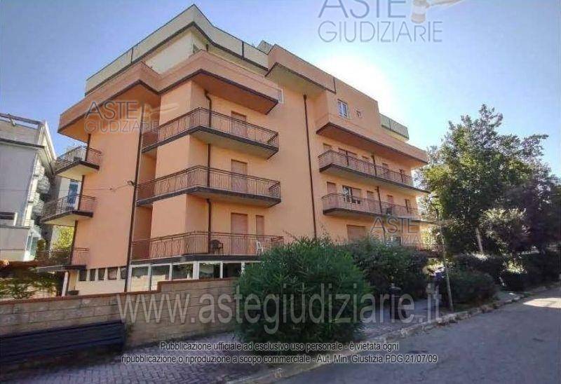 negozio in vendita a Cesenatico in zona Valverde