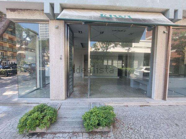 locale commerciale in vendita a Cesenatico