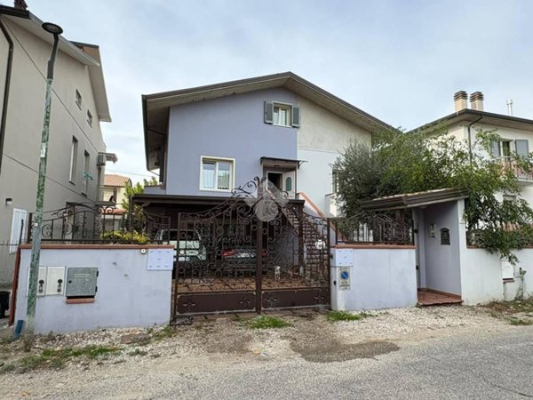 casa indipendente in vendita a Cesenatico in zona Villamarina