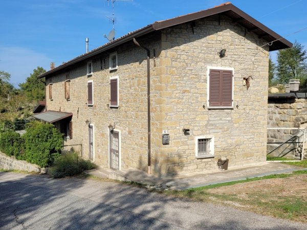 casa indipendente in vendita a Civitella di Romagna in zona Collina