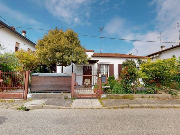 casa indipendente in vendita a Forlì in zona Quattro