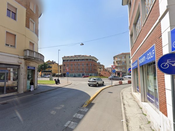 locale commerciale in vendita a Forlì