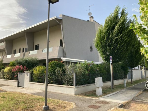 casa indipendente in vendita a Forlì in zona Vecchiazzano