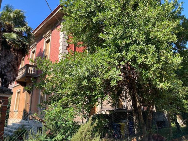 casa indipendente in vendita a Forlì in zona Quattro