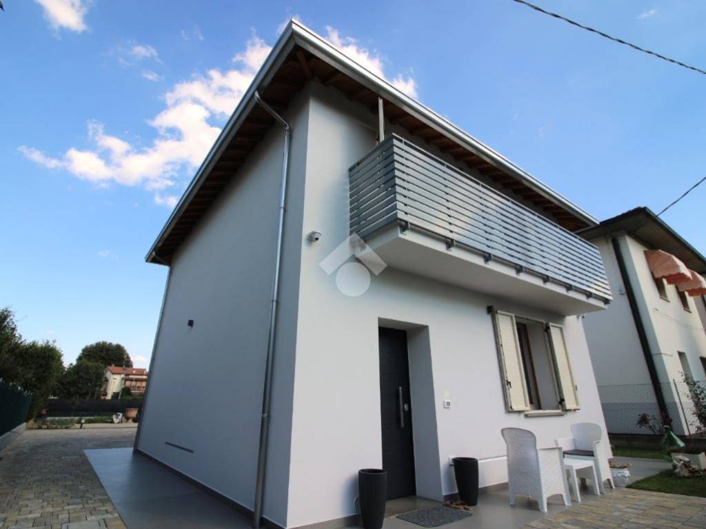casa indipendente in vendita a Forlì in zona Ronco