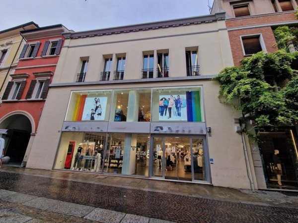 negozio in vendita a Forlì in zona Centro Storico