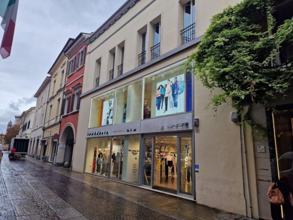 locale commerciale in vendita a Forlì in zona Centro Storico