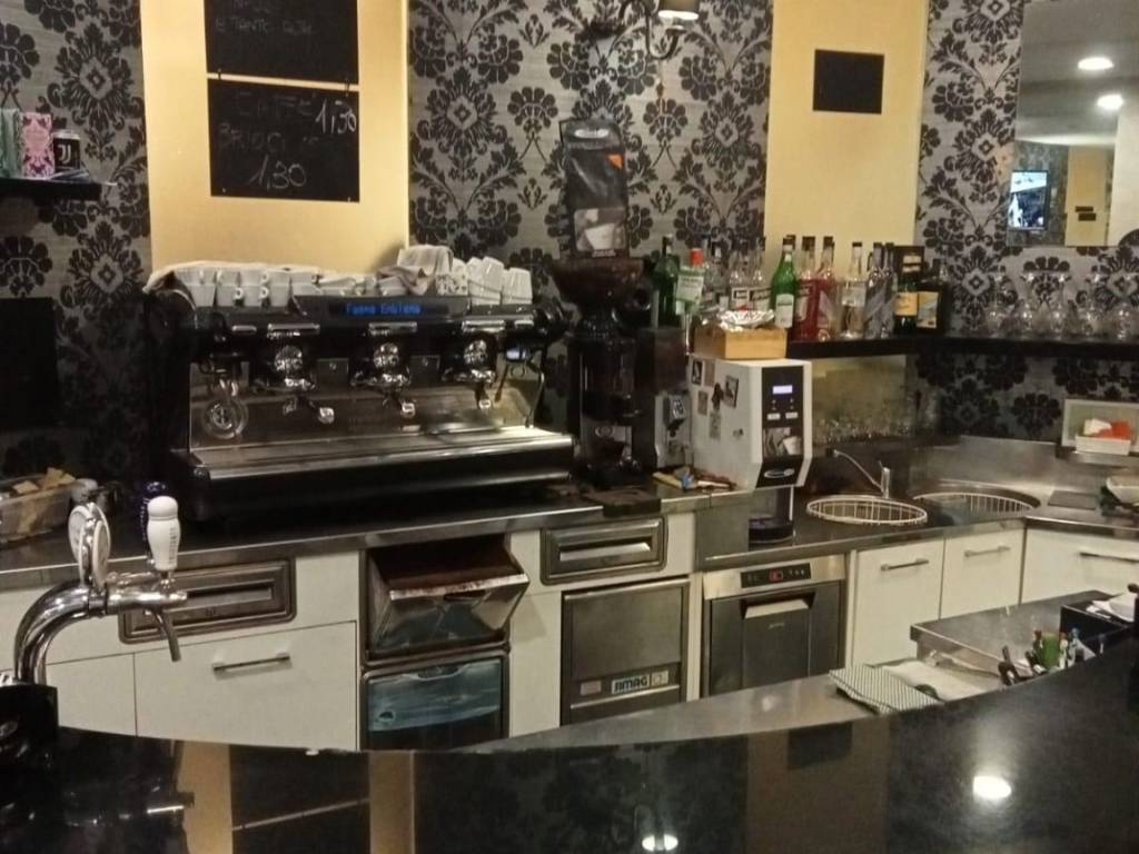 negozio in vendita a Forlì in zona Coriano