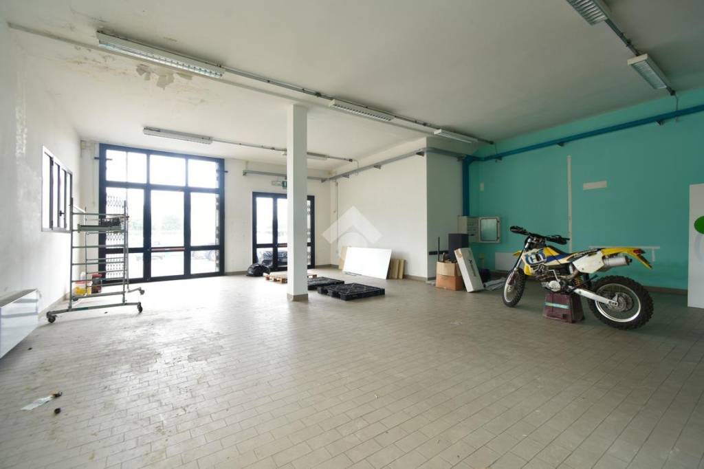 negozio in vendita a Forlì in zona Coriano