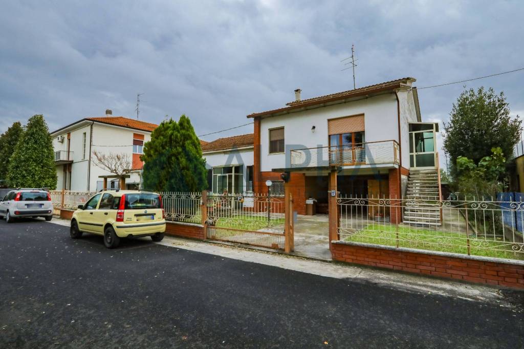 casa indipendente in vendita a Forlì in zona Cava