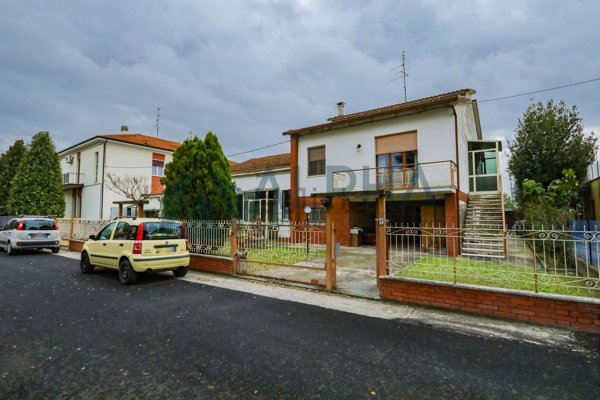 casa indipendente in vendita a Forlì in zona Cava