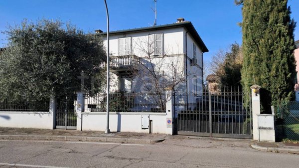 casa indipendente in vendita a Forlì in zona Quattro