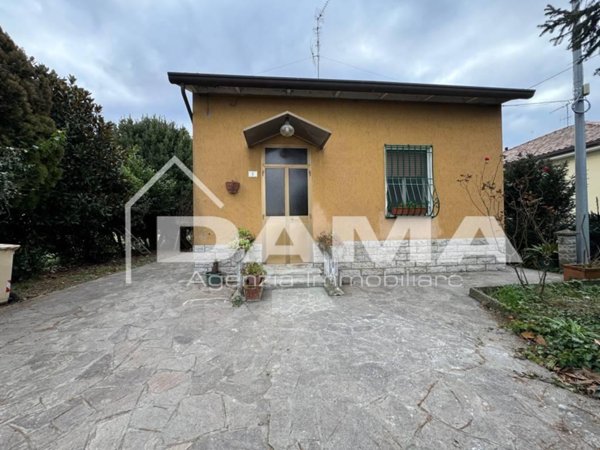casa indipendente in vendita a Forlì in zona Quattro