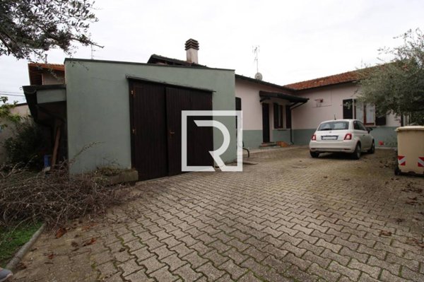 casa indipendente in vendita a Forlì in zona Quattro