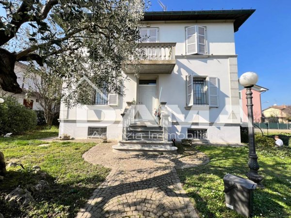 casa indipendente in vendita a Forlì in zona Quattro