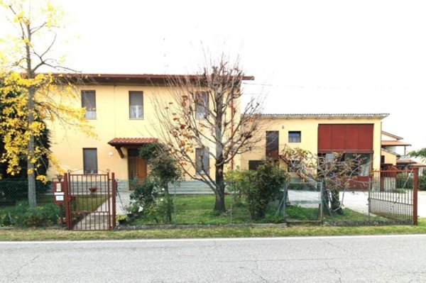 casa indipendente in vendita a Forlì in zona Quattro