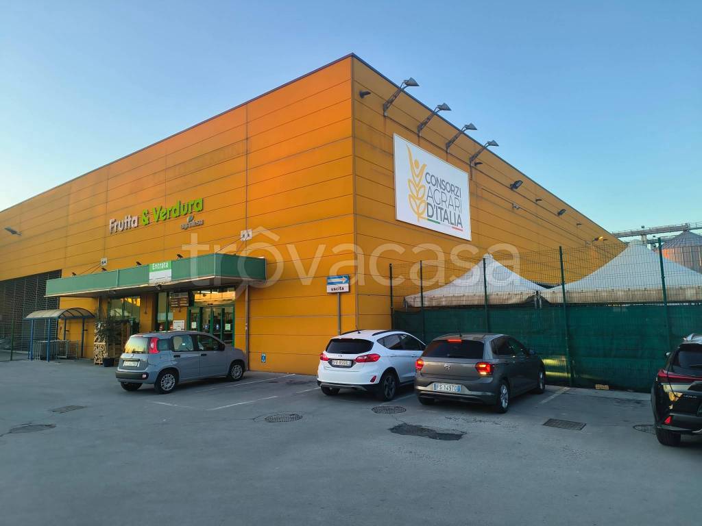 locale commerciale in vendita a Forlì