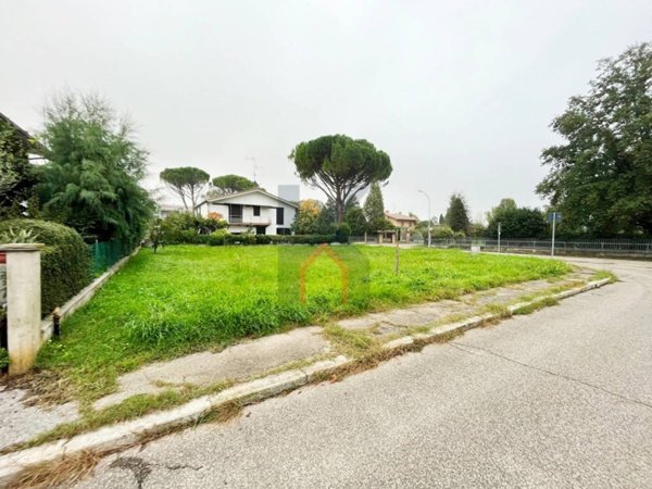 terreno edificabile in vendita a Forlì in zona Villanova