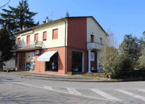 negozio in vendita a Forlì in zona Cà Ossi
