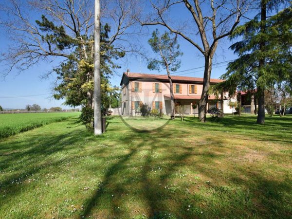 casa indipendente in vendita a Forlì in zona Carpena
