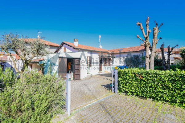 casa indipendente in vendita a Forlì in zona Ronco
