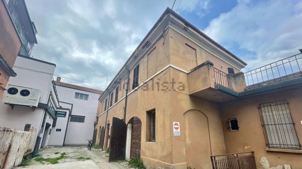 casa indipendente in vendita a Forlì in zona Centro Storico